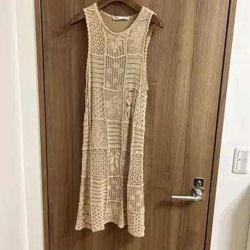 자라의 레이스 슬리브리스 원피스