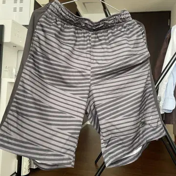 푸마 그레이 스트라이프 숏 팬츠 L