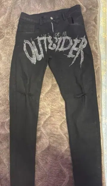 OUTSIDER 그래픽 블랙 데님 팬츠