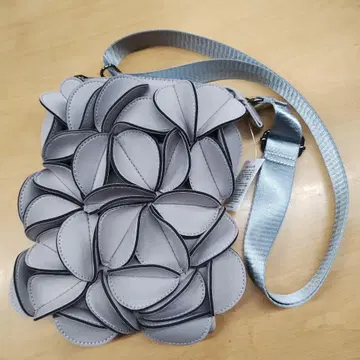 MIOOGGI 그레이 3D 꽃무늬 모티브 디자인 숄더백