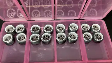 플랫 타이어 세트 7mm 건메탈 화이트 림 휠 2종류 1/64 1/72