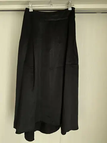 블랙 새틴풍 롱 스커트