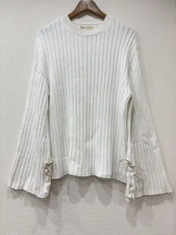 77circa 화이트 리브 니트 플레어 소매