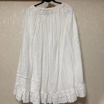 사만사 모스모스 카즈미 콜라보 자수 화이트 플레어 스커트
