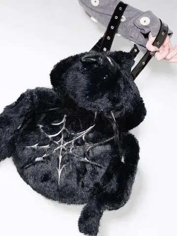 거미 모양의 퍼 숄더백