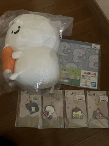 봉제 인형과 캐릭터 스트랩 세트