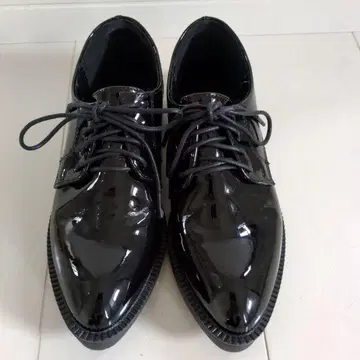 블랙 광택 레이스업 슈즈 에나멜