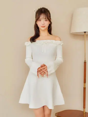 다리치 오프숄더 프릴 니트 미니 원피스 화이트