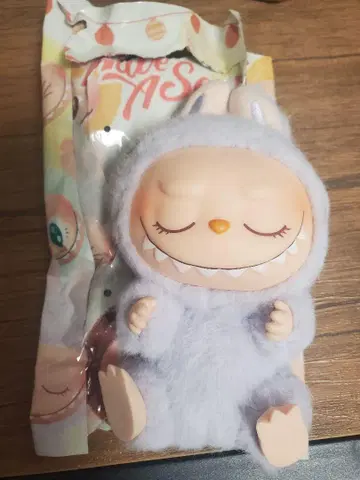 팝 마트 라부부, 자리에 앉아보세요! 지지