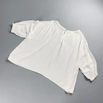 새상품급 로페피크닉 블라우스 티셔츠 화이트 사이즈 38*QC365