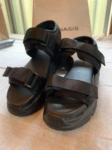 JEANASiS 지나시스 블랙 스포츠 샌들 통굽