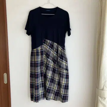크레센트 절개가 귀여운 원피스