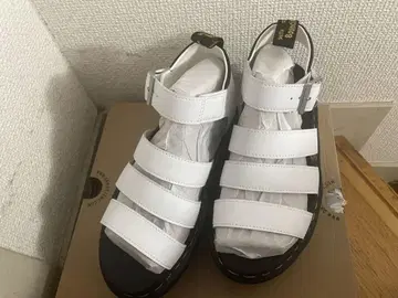 Dr. Martens 화이트 샌들