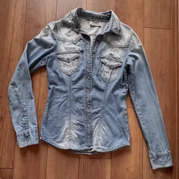 Bershka의 긴팔 데님 셔츠.
