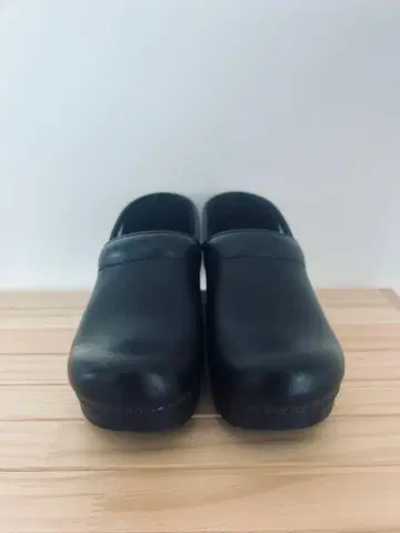 Dansko 블랙 클로그 샌들