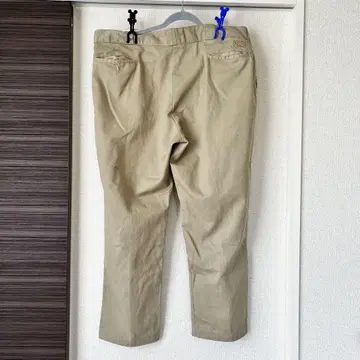 베이지 치노 팬츠 뒷면 포켓 부착