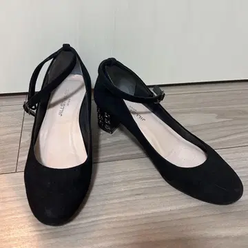 질스튜어트 블랙 스웨이드 펌프스 앵클 스트랩 스트랩 포함