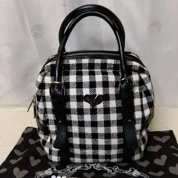 Think Bee! 블랙 화이트 체크 핸드백