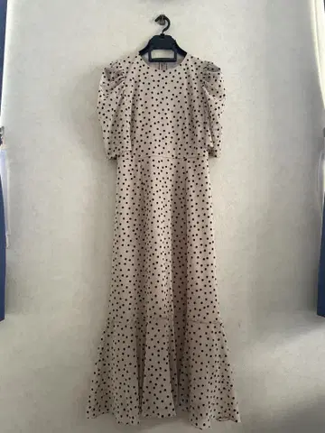 어반 리서치 도트 롱 원피스 베이지 블랙