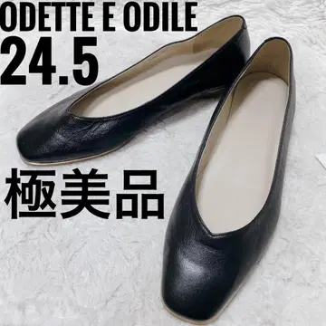 오데뜨 앤 오딜 천연 가죽 플랫 골드 금장 장식 블랙 펌프스 V 컷