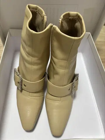 베이지 스틸레토 힐 스네이크 패턴 부츠