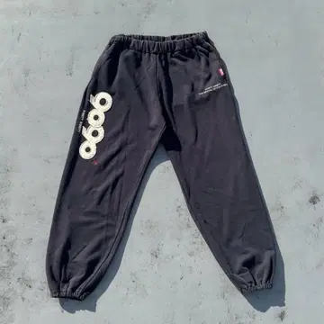 9090 OG 로고 패치 스웨트 팬츠