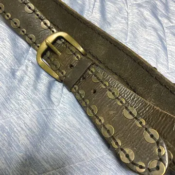 가죽 벨트, 메탈 스터드 장식