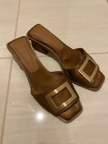 TIARA 브라운 스퀘어토 샌들