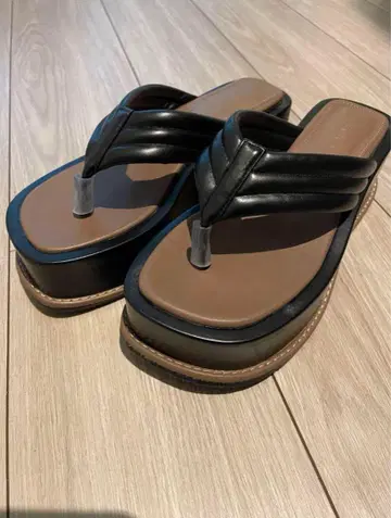 지나시스 샌들
