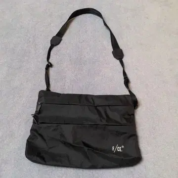F/CE. 블랙 숄더백