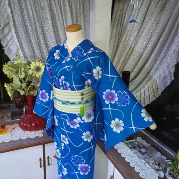 파란 바탕에 흔들리는 가을 벚꽃이 화려함을 자랑하는 주염 유카타입니다.