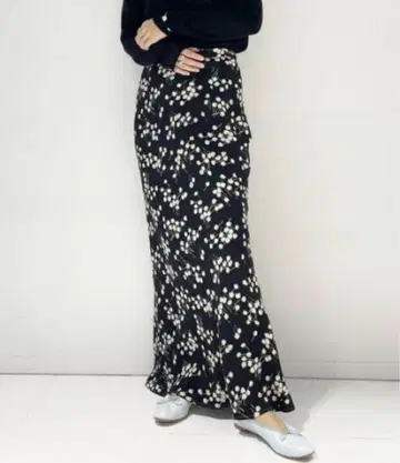 EDIT.FOR LULU 모노톤 플라워 바이어스 맥시 스커트