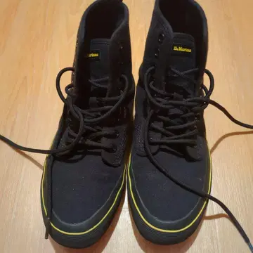 Dr. Martens 블랙 하이컷 스니커즈