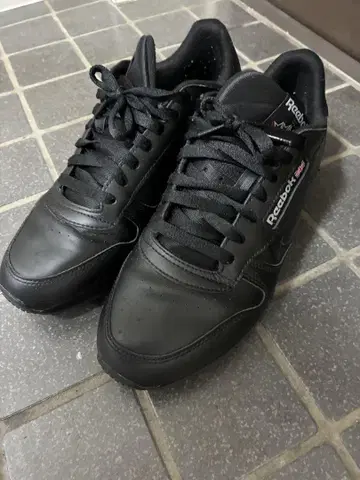 리복 블랙스 스니커즈