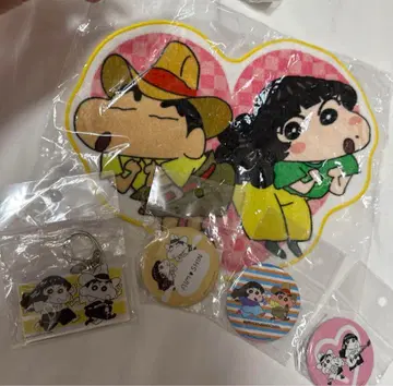 크레용 신짱 아이묭 콜라보 상품 손수건 캔 배지 3개 아크링 키링 세트