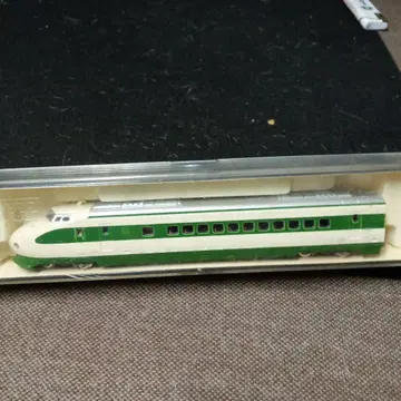 Z 게이지 기차 모델 그린과 크림색