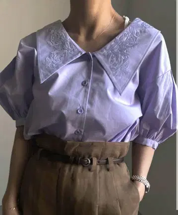 AMERI 라벤더 자수 벌룬 소매 셔츠