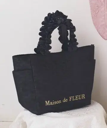 Maison de FLEUR 레이스 새틴 사이드 포켓 토트백