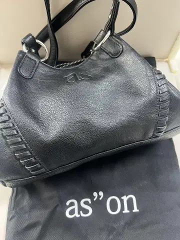 새상품 as"on 블랙 가죽 핸드백