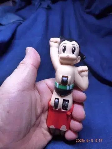 맥도날드의 완구입니다. 하늘을 나는 철완 아톰