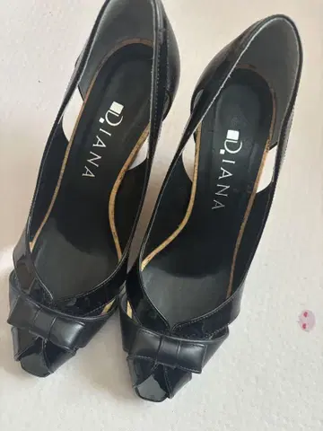 Diana 블랙 오픈토 펌프스