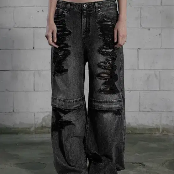 【BOHEMIAN SEOUL】KNEE OPEN RIPPED WIDE JEANS (BLACK) BOHEMIAN SEOUL | 보헤미안서울 Bohemian Seoul) KNEE OPEN
