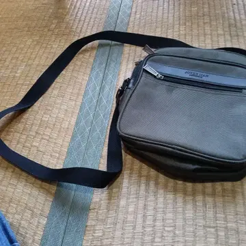 올리브 그린 숄더백