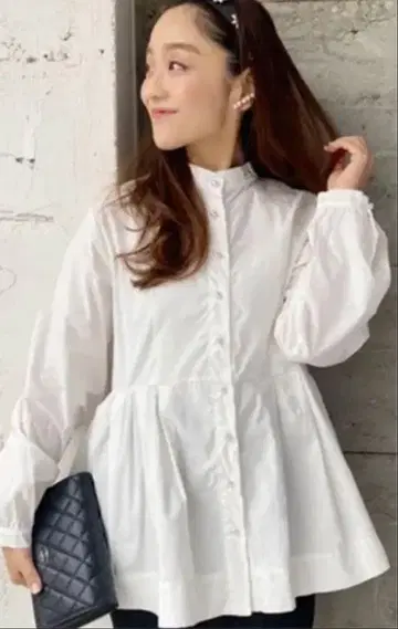 새상품 글래머러스 가든 펄 버튼 페플럼 블라우스