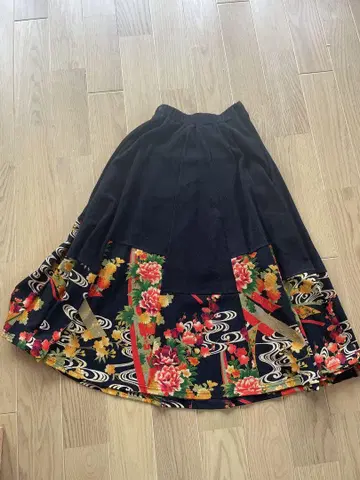 OTONA 플레어 스커트 블랙 플라워 무늬