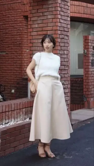 basement 베이스먼트 매트 새틴 플레어 스커트
