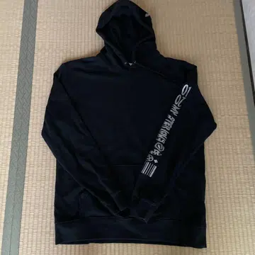 블랙 후드티 오른쪽 소매, 오른쪽 후드에 실버 호일 프린트