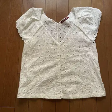 콩트와르 데코토니에 반팔 레이스 블라우스