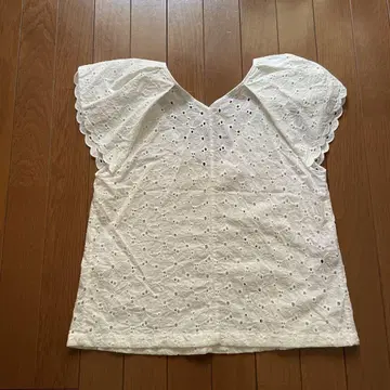 콩트와르 데코토니에 반팔 레이스 블라우스