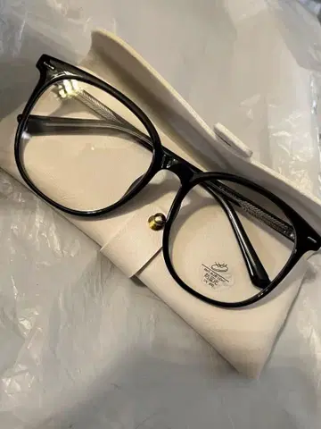 블랙 프레임 안경 케이스 포함